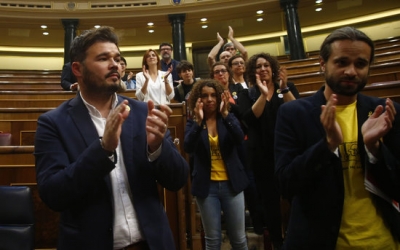 Diputats d'ERC —entre els quals, el sabadellenc Gabriel Rufián—, aplaudint els presos quan abandonaven l'hemicicle del Congrés dels Diputats | Javier Barbancho / ACN
