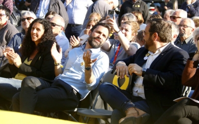 El president del Parlament, Roger Torrent, amb l'alcaldable d'ERC a Sabadell, Juli Fernández, durant l'acte central de campanya | Jordi Pujolar / ACN