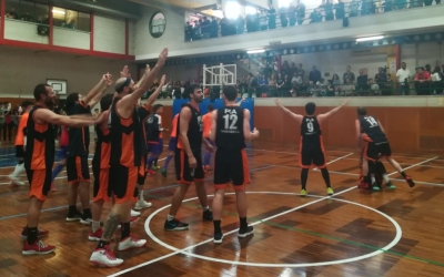 Jugadors i afició van celebrar el triomf que certificava la salvació del Bàsquet Pia. | Sergi Park