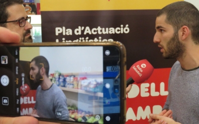 Roda de premsa de l'entitat en una fruiteria de la plaça de la Creu de Barberà | Plataforma per la Llengua
