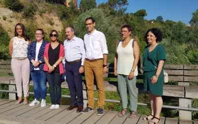 Marta Farrés i Ignasi Giménez, al centre de la fotografia, durant la visita al Ripoll