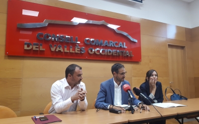 Ignasi Giménez (centre) amb els alcaldes de Terrassa i Sabadell/ Karen Madrid
