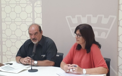 Manel Robles i la cap de servei d'Educació/ Karen Madrid