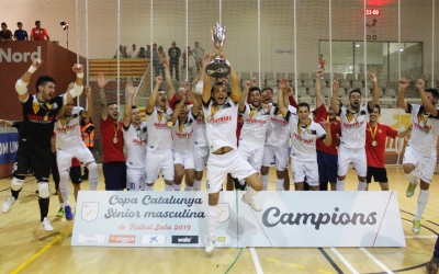 La plantilla de l'Industrias aixeca el trofeu al Pavelló Nord | Pau Vituri