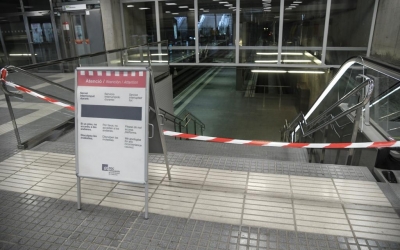 Imatge dels accessos tancats a l'estació Can Feu-Gràcia | Roger Benet