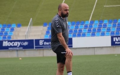 Manolo González, dirigint un entrenament del Badalona | Eloy Molina