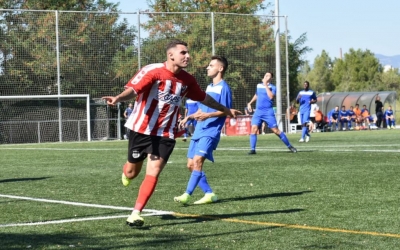 Fran Espinosa celebra el primer gol del Tibidabo. | Críspulo Díaz