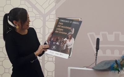 Marta Farrés, amb un dels cartells de la campanya per fomentar el reciclatge/ Karen Madrid