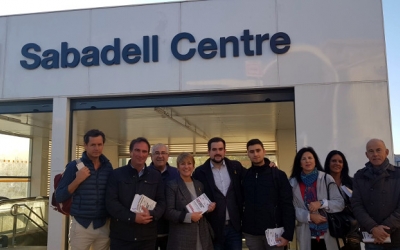 Els membres de Junts davant de l'estació Sabadell Centre de Rodalies