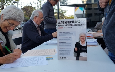 Òmnium instal·la una carpa als jutjats per assessorar sobre les autoinculpacions