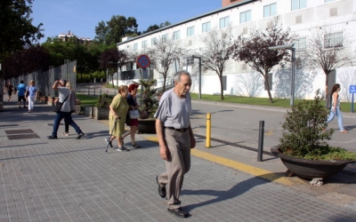 Gent Gran caminant en una imatge d'arxiu | ACN