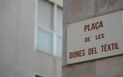 Placa de la plaça de Les Dones del Tèxtil/ Roger Benet