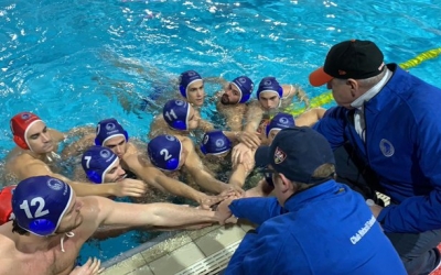 Pinya del masculí abans de guanyar a la Josep Vallès | @cnswaterpolo