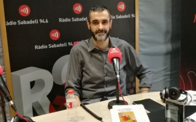 Ferran Burguillos, als estudis de Ràdio Sabadell/ Arxiu