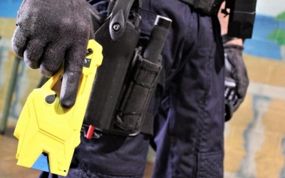 Agent dels Mossos d'Esquadra amb una Taser | Europa Press