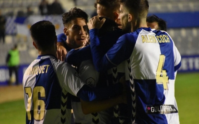 Abraçada col·lectiva dels jugadors del Sabadell en el partit de la setmana passada contra l'Ejea | Críspulo Díaz