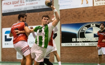 Guillem Correro, intentant passar entre jugadors rivals | Èric Altimis - OAR Gràcia