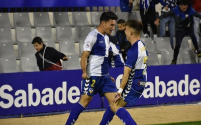 Aitor Pascual, celebrant el gol que va marcar-li al Badalona amb Aarón Rey | CE Sabadell