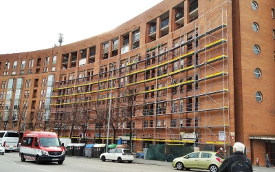 Imatge de les bastides que ja s'han col·locat als primers blocs on s'actuarà | Antonio Recio