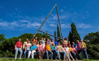 La Coral Belles Arts  davant l’escultura “A de barca” de Joan Brossa, al parc de Catalunya de Sabadell | Cedida