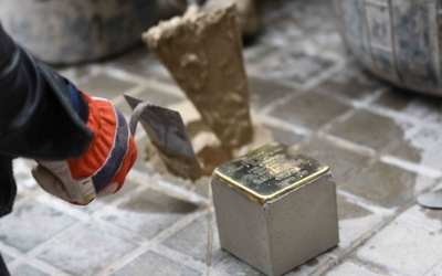 El creador de les 'stolpersteine, Gunter Demnig, a Sabadell | Roger Benet