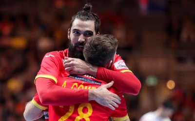 Aleix Gómez, abraçant-se amb Jorge Maqueda | Luka Stanzl - PIXSELL