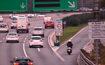 Un cartell avisa als conductors que entren a la Zona de Baixes Emissions de Barcelona a la sortida 4 de la Ronda de Dalt el 2 de gener del 2019 | Miquel Codolar
