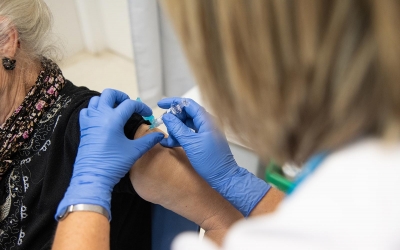 Imatge d'una sanitària posant una vacuna | Roger Benet
