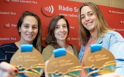 Judith Forca, Laura Ester i Maica Garcia, mostrant les medalles d'or | Roger Benet