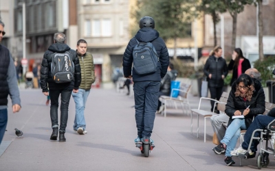 Imatge d'un patinet elèctric circulant pel Passeig | Roger Benet