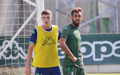 Xiker, en un entrenament del primer equip del Betis amb Borja Iglesias | Real Betis