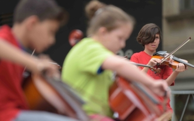 Un alumne de l'A-Cordant tocant/ Roger Benet
