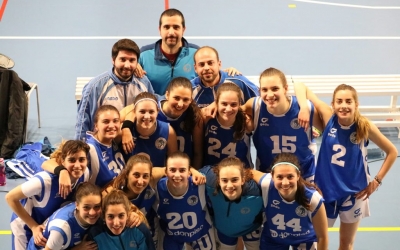 La plantilla del Club, després de guanyar el derbi contra l'Escola del Carme | @cnsbasquet