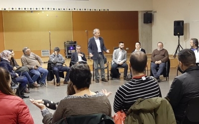 Imatge d'una de les trobades que han mantingut representants municipals amb els veïns | Cedida