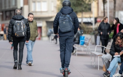 Imatge d'un patinet elèctric circulant pel Passeig/ Roger Benet