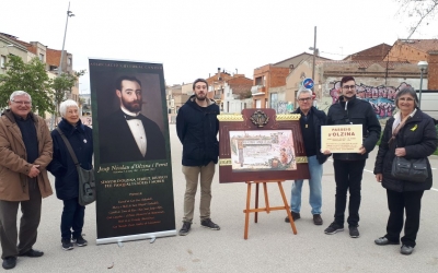 Membres de l'Associació Cultural Can Feu, amb una recreació del diploma de reconeixement a Olzina/ Karen Madrid