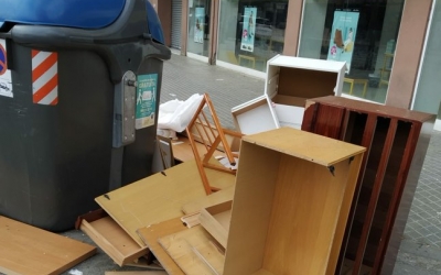 Mobles abandonats a la via pública/ Cedida