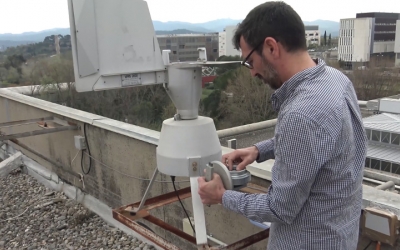 Un investigador de la UAB, mesurant la pol·linització/ Captura