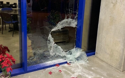 La porta d'una de les empreses afectades per vandalisme a Can Roqueta/ Cedida CIESC