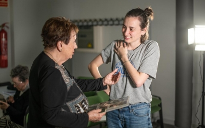 La periodista Helena Molist durant la gravació del documental amb una de les protagonistes | Roger Benet