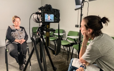 Helena Molist escoltant el testimoni de Carme Folch | Roger Benet