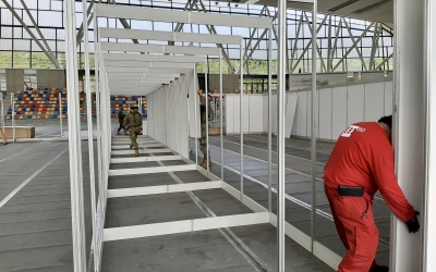 Un operari muntant els panells de l'Hospital Temporal | Ajuntament de Sabadell