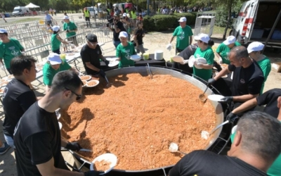 Imatge de la fideuà popular que cada any es fa per Festa Major | Roger Benet