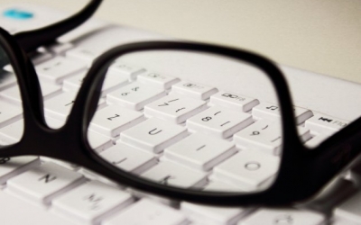 Unes ulleres sobre un teclat/ Cedida