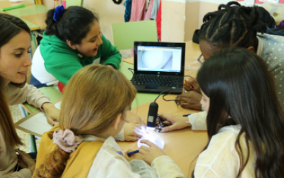 El programa CROMA s'ha adaptat de manera telemàtica per mantenir el suport als infants més desfavorits / UAB