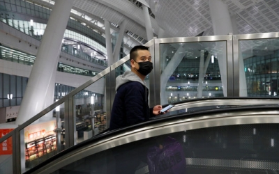 Un passatger porta una màscara en una estació de tren de Hong Kong | ACN