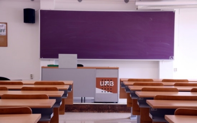 Una aula de la Facultat de Ciències de Comunicació de la UAB buida el 13 de març de 2020 | ACN
