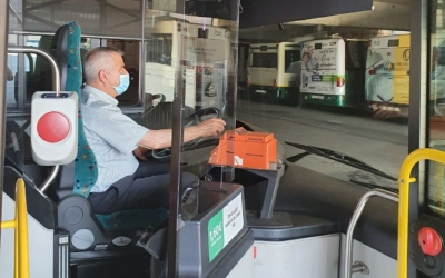 Un conductor de la TUS, amb la nova pantalla de metacrilat/ Cedida TUS