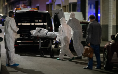 Moment de l'aixecament del cadàver per ordre judicial