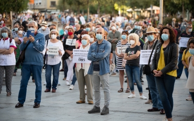 400 persones homenatgen les víctimes de la Covid-19 en l'acte de la FAV Sabadell | Roger Benet